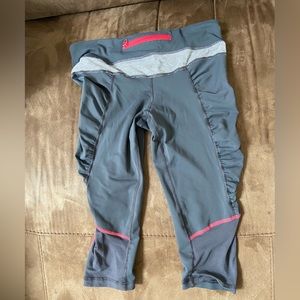 Lululemon gray cropped pants ruched sides Size 6